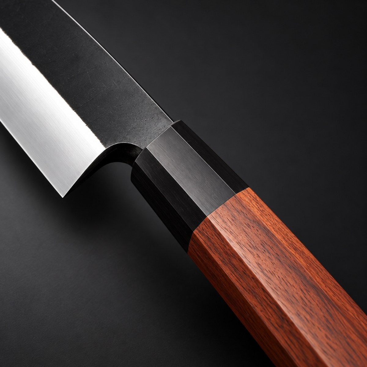 Detalle del mango octogonal de palo de rosa y la hoja negra del kiritsuke